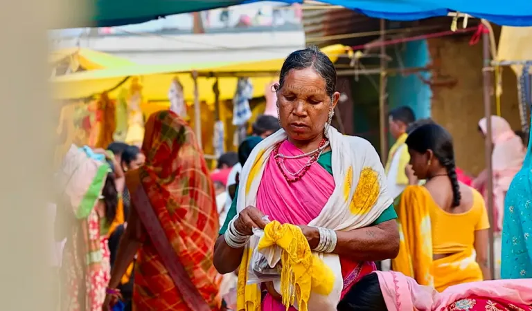 woman from baiga community in the market of baiyar