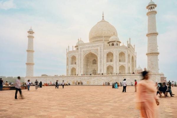 motion blurred people in front of taj mahal in agra